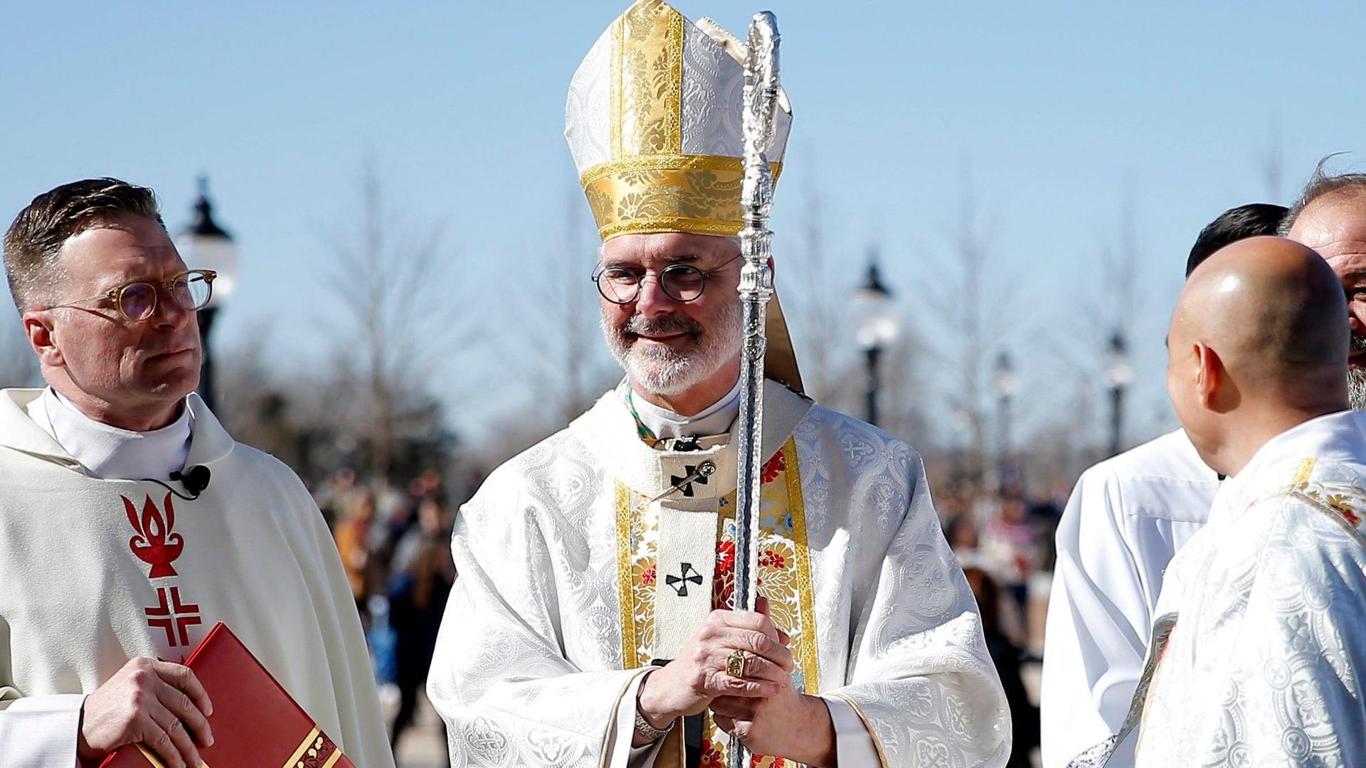 Der Vorsitzende der Bischofsvollversammlung in den USA, Paul S. Coakley steht zwischen anderen Priestern.