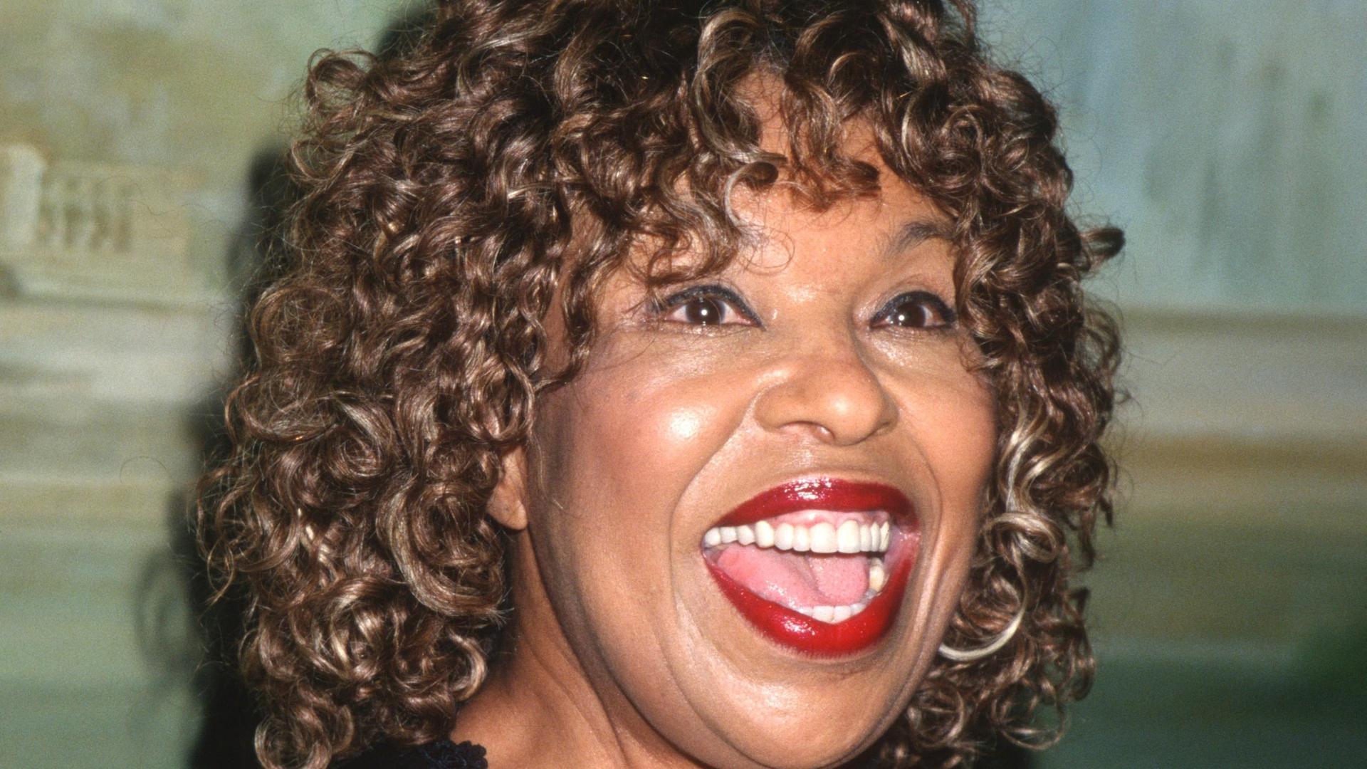 Porträtfoto von Roberta Flack, sie lacht.