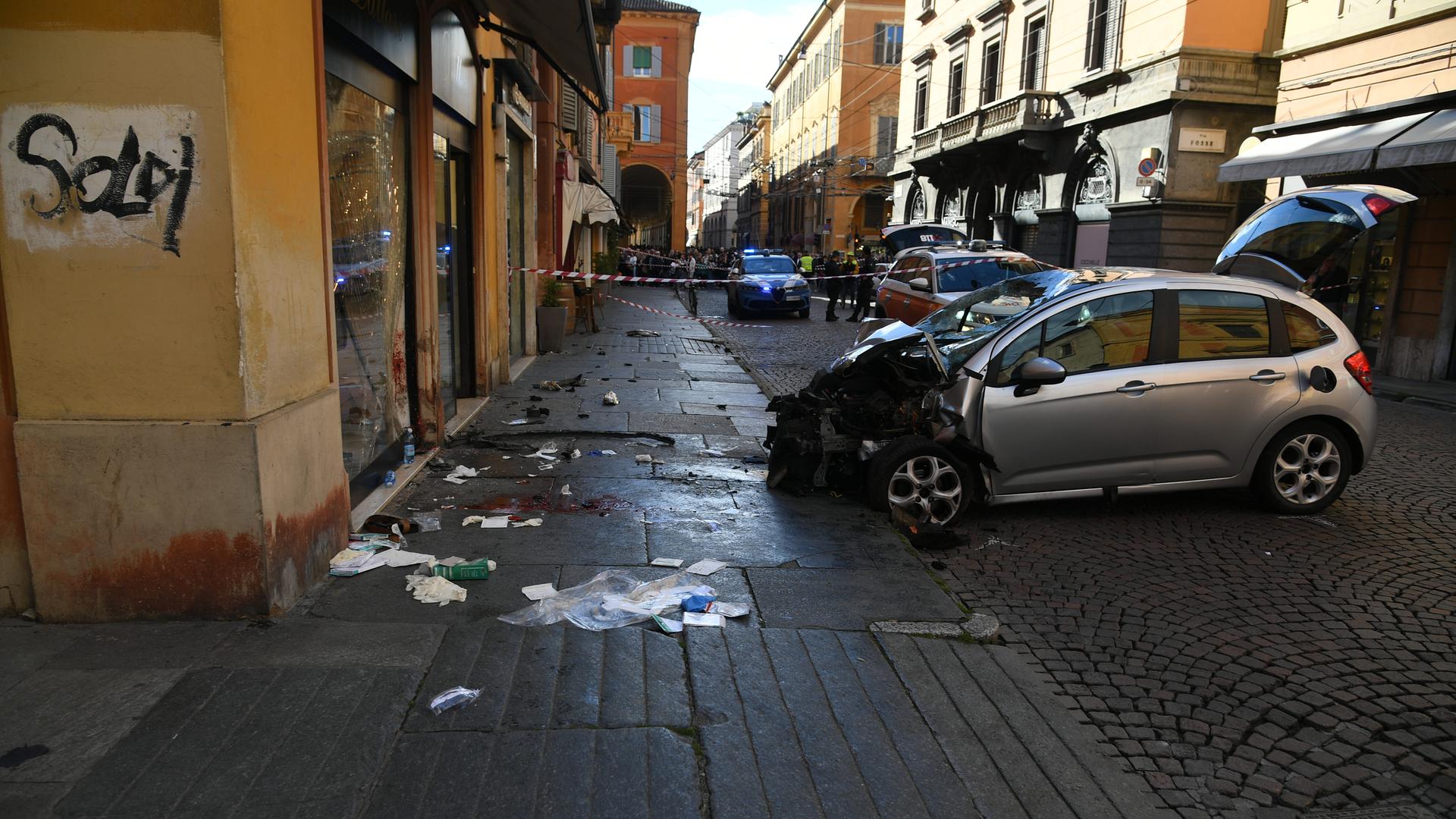 Das Bild zeigt einen zerstörten Pkw in der Stadt Modena in Italien. Ein Mann hat mit dem Auto mehrere Passanten angefahren und teils schwer verletzt. 