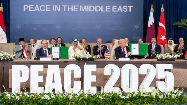 Abdell-Fattah al-Sisi (l), Präsident von Ägypten, und US-Präsident Donald Trump (r), halten eine Erklärung zum Gaza-Krieg hoch. Davor der Schriftzug "Peace 2025"