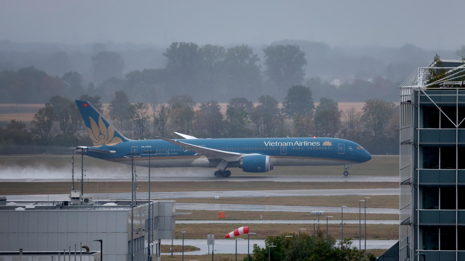 Ein Boeing-Dreamliner der Vietnam Airlines startet am Flughafen München. Ein Boeing-Dreamliner der Vietnam Airlines startet am Flughafen München.