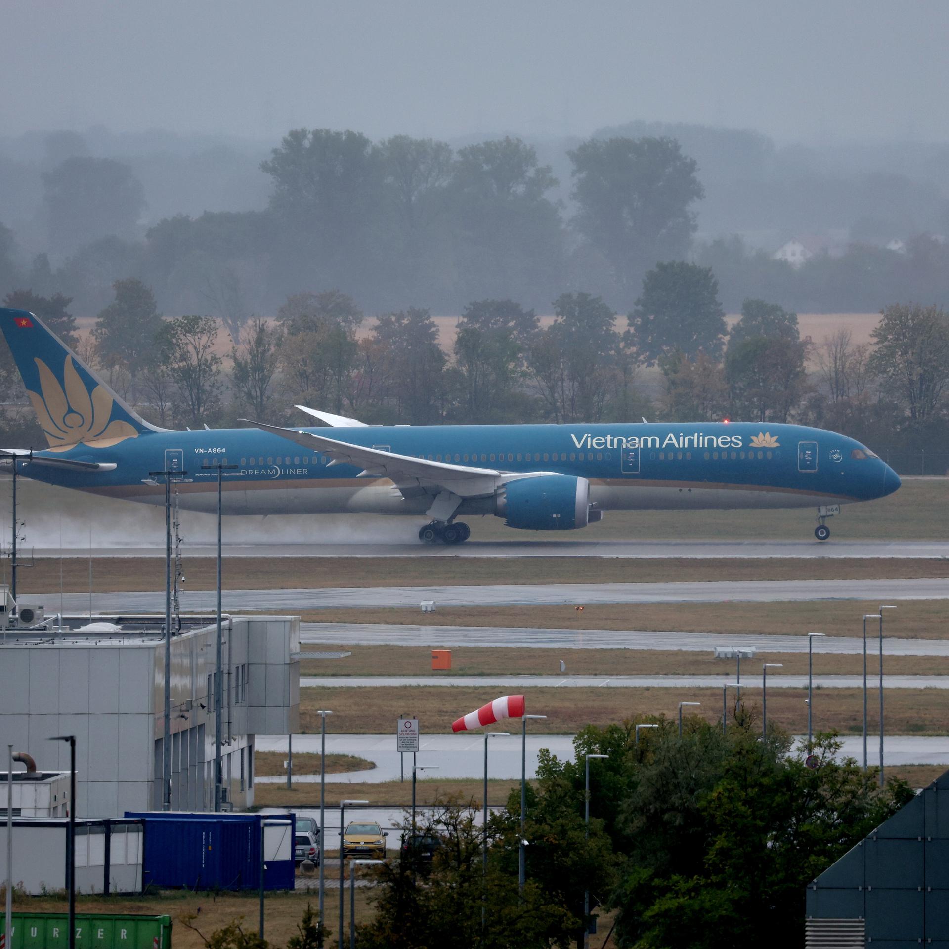 Ein Boing-Dreamliner der Vietnam Airlines startet am Flughafen München.