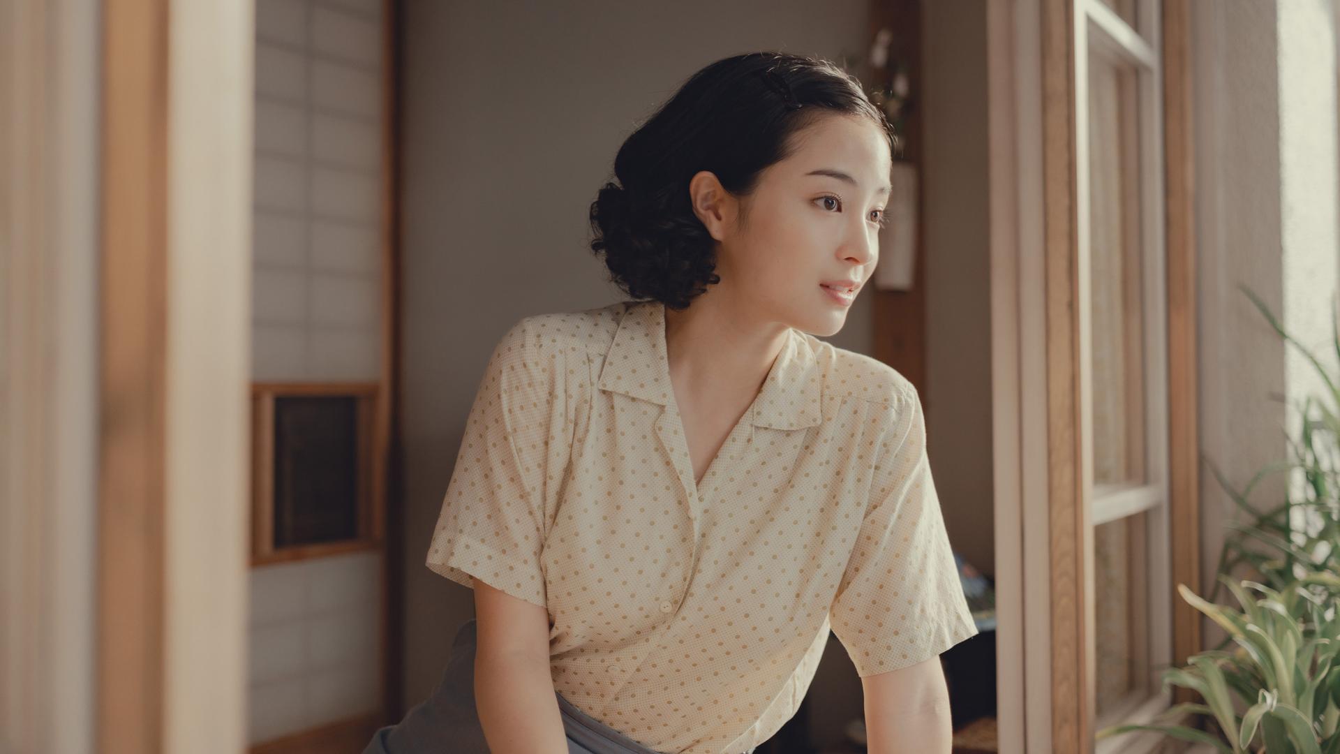 Suzu Hirose als junge Etsuko im japanischen Film "A Pale View of Hills"