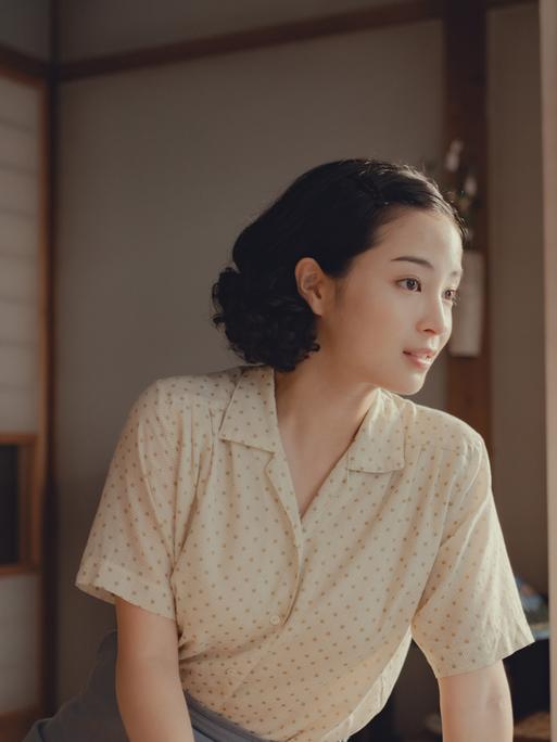 Suzu Hirose als junge Etsuko im japanischen Film "A Pale View of Hills"