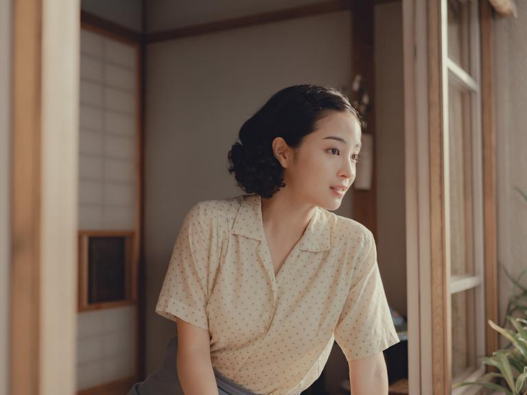Suzu Hirose als junge Etsuko im japanischen Film "A Pale View of Hills"