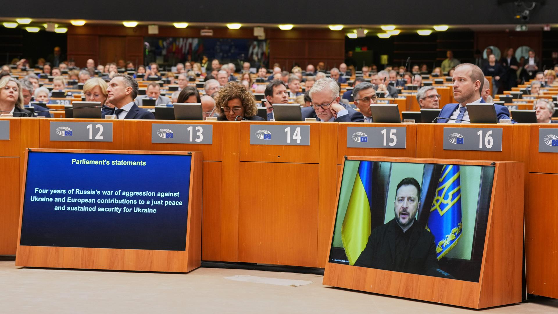 Der ukrainische Präsident Selenskyj spricht in einer außerordentlichen Plenarsitzung im Europäischen Parlament in Brüssel über eine Videoverbindung zum vierten Jahrestag der russischen Invasion in der Ukraine. Der ukrainische Präsident Selenskyj spricht in einer außerordentlichen Plenarsitzung im Europäischen Parlament in Brüssel über eine Videoverbindung zum vierten Jahrestag der russischen Invasion in der Ukraine.