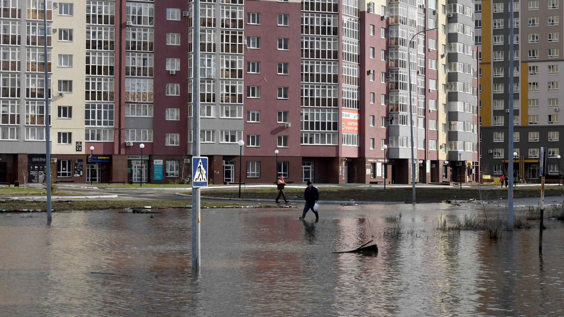 Das Foto zeigt eine überschwemmte Wohngegend in Orenburg/Russland am 13.4.24.