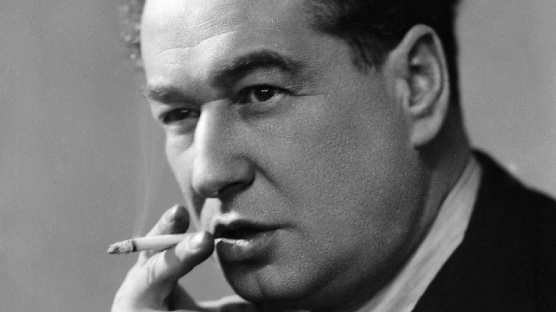 Egon Erwin Kisch (1885-1948) auf einem nicht genau datierten Foto wohl aus dem Jahr 1937. Der "rasende Reporter" hat eine Zigarette nah am Mund und kneift sein rechtes Auge etwas zu. Egon Erwin Kisch (1885-1948) auf einem nicht genau datierten Foto wohl aus dem Jahr 1937. Der "rasende Reporter" hat eine Zigarette nah am Mund und kneift sein rechtes Auge etwas zu.