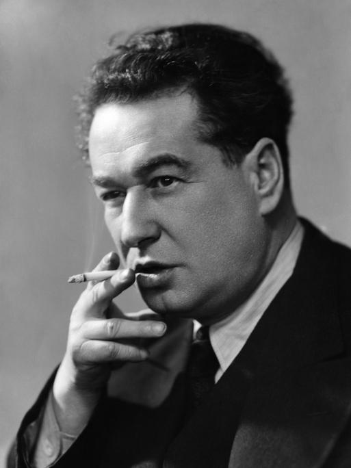 Egon Erwin Kisch (1885-1948) auf einem nicht genau datierten Foto wohl aus dem Jahr 1937. Der "rasende Reporter" hat eine Zigarette nah am Mund und kneift sein rechtes Auge etwas zu.