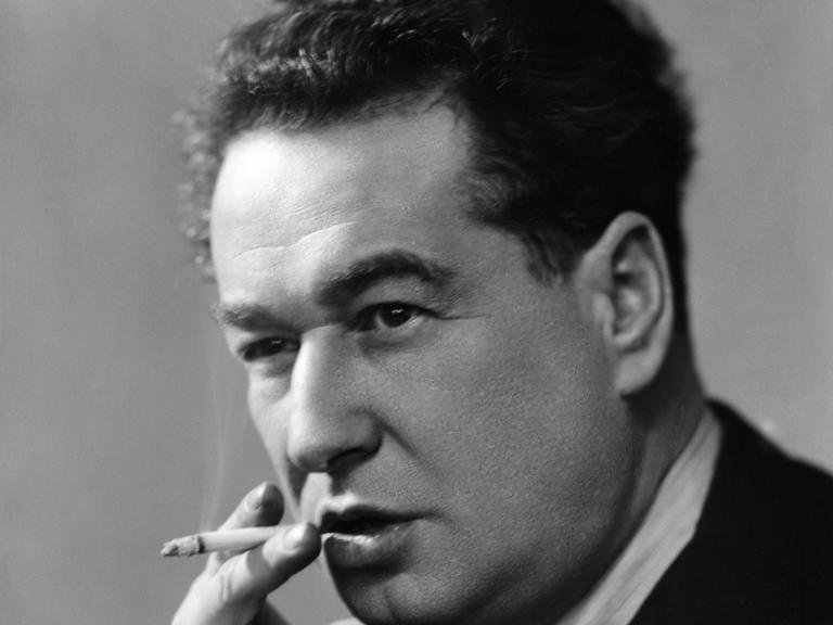 Egon Erwin Kisch (1885-1948) auf einem nicht genau datierten Foto wohl aus dem Jahr 1937. Der "rasende Reporter" hat eine Zigarette nah am Mund und kneift sein rechtes Auge etwas zu.