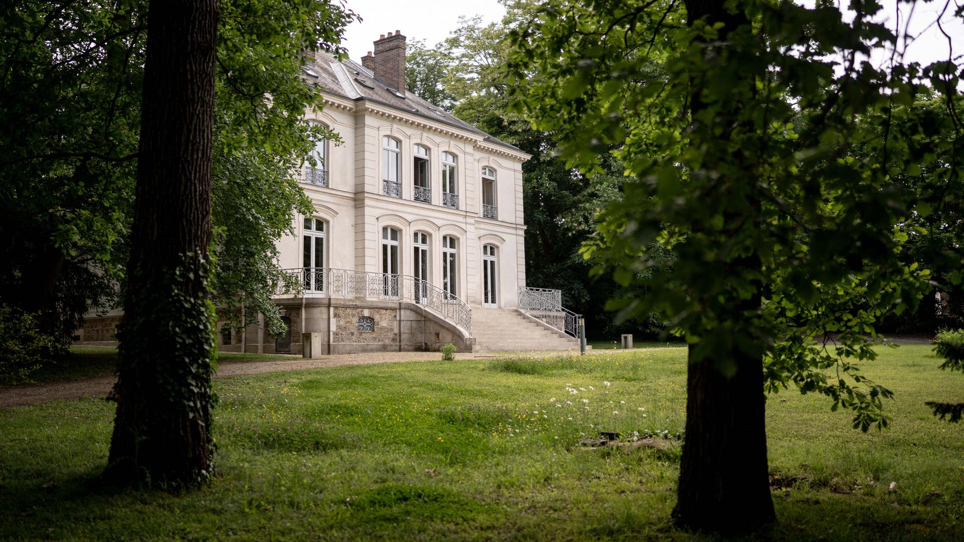 Der Komplex der Lagerfeld-Villa westlich von Paris umfasst neben Pool mit Poolhaus und Tennisplatz auch ein doppelstöckiges Gästehaus sowie einen Auslauf für dessen Katze.