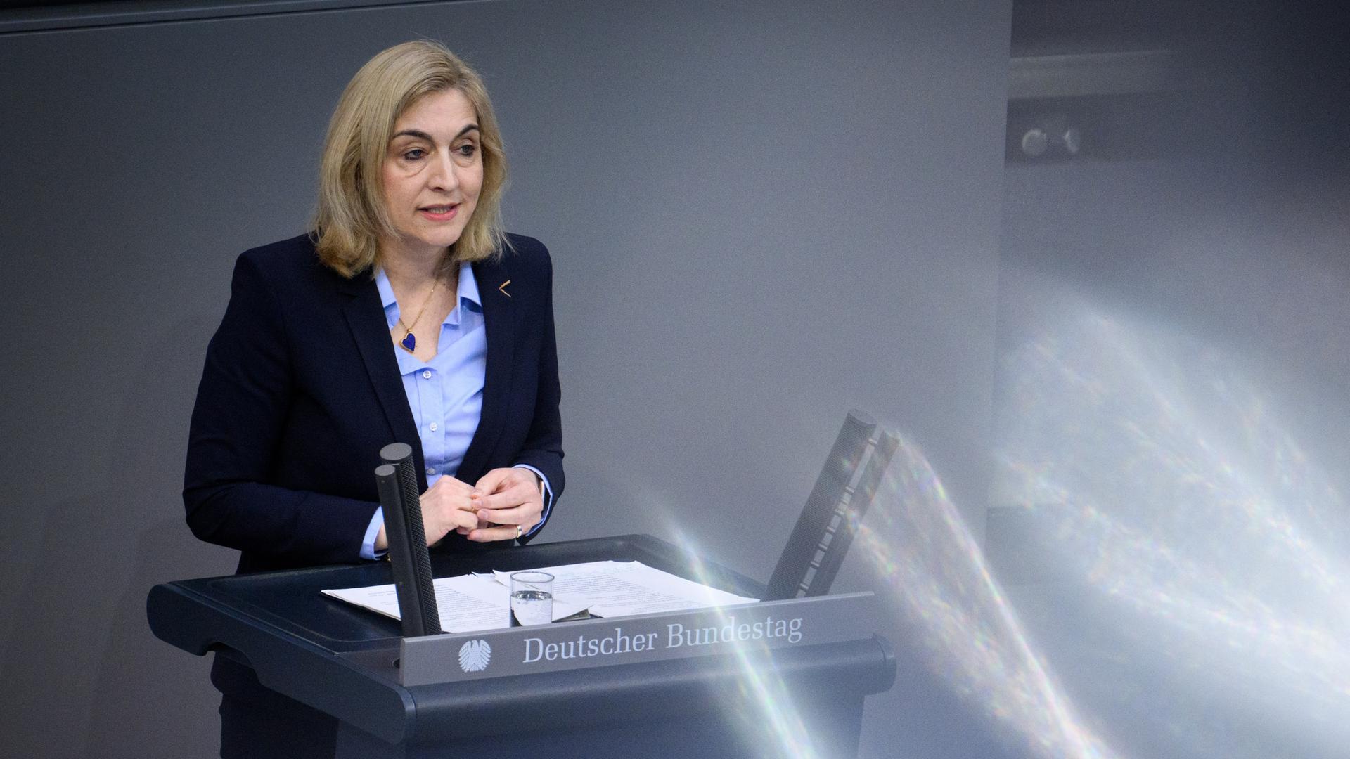 Nina Warken (CDU), Bundesministerin für Gesundheit, spricht bei der Debatte über die Krankenhausreform in der 63. Plenarsitzung der 21. Legislaturperiode im Deutschen Bundestag.