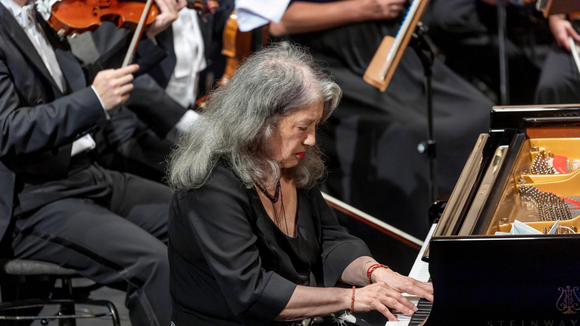 Auch Martha Argerich, hier mit dem Philharmonischen Orchester Cottbus, konnte die "International Chopin Piano Competition" in Warschau schon gewinnen. Auch Martha Argerich, hier mit dem Philharmonischen Orchester Cottbus, konnte die "International Chopin Piano Competition" in Warschau schon gewinnen.