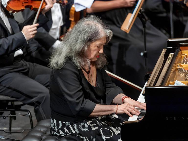Auch Martha Argerich, hier mit dem Philharmonischen Orchester Cottbus, konnte die "International Chopin Piano Competition" in Warschau schon gewinnen.