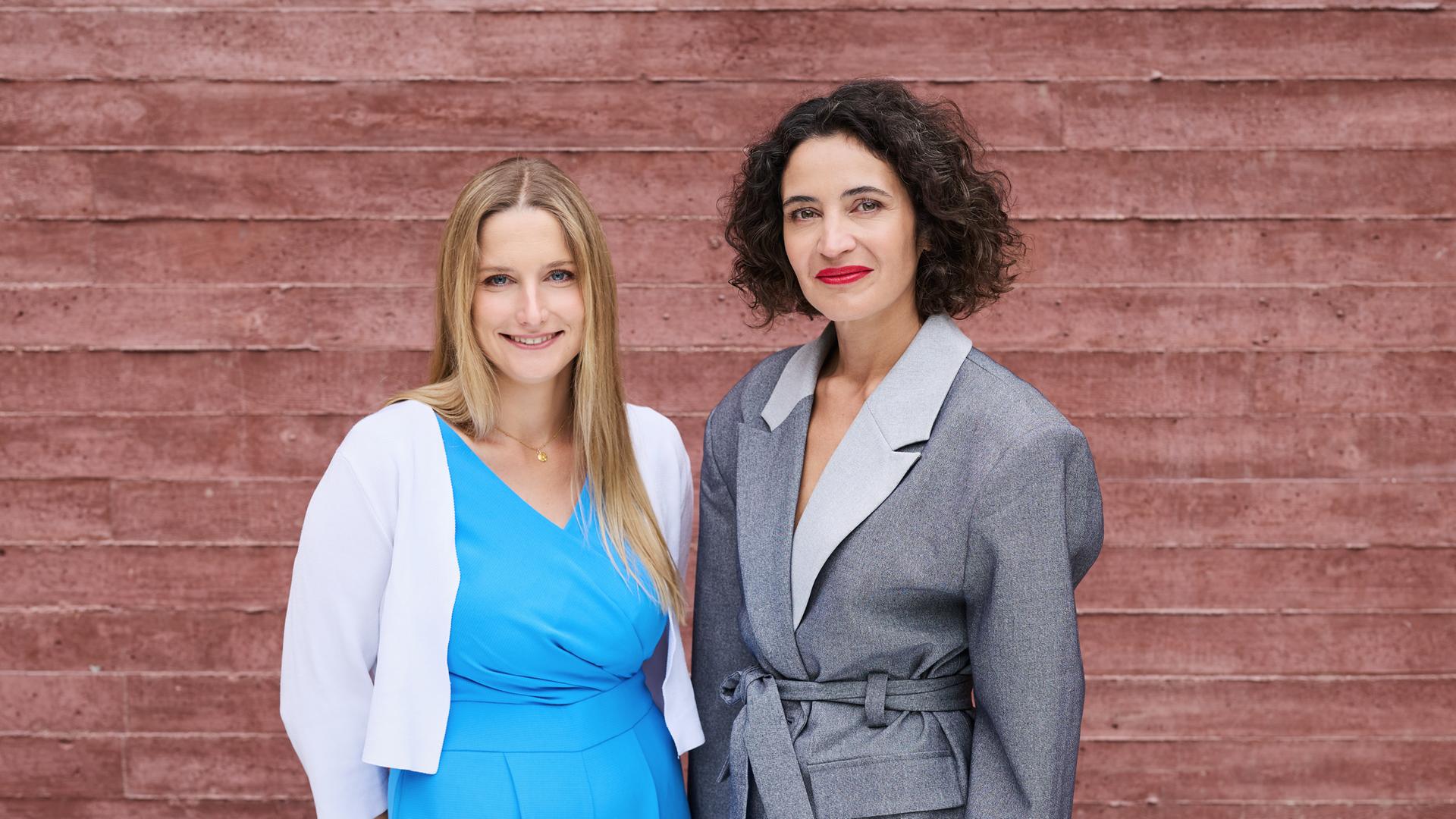 Josephine Ballon und Anna-Lena von Hodenberg stehen nebeneinander und schauen in Richtung der Kamera.