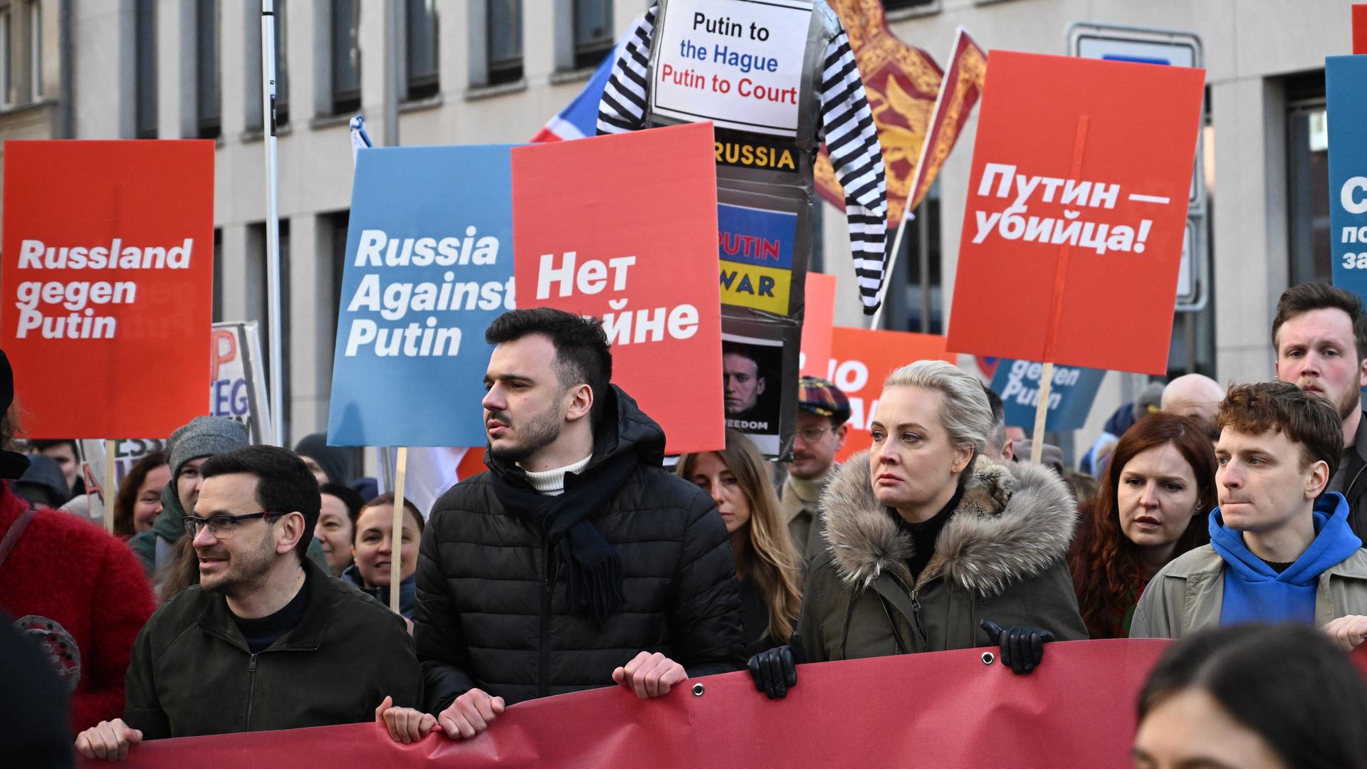 Demonstranten halten Schilder in die Höhe, in der Mitte die Witwe von Alexej Nawalny, Julia Nawalnaja