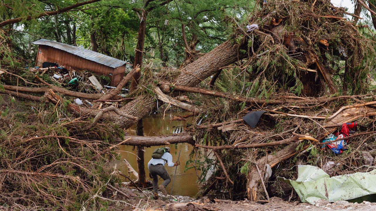 5. Juli 2025 in Hunt, Texas, USA: ein Freiwilliger durchsucht die von der Sturzflut zerstörte Gegend
