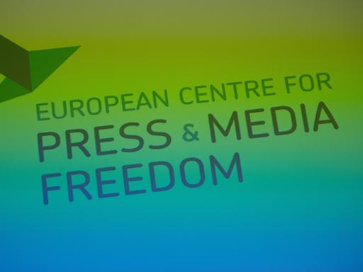 Grün-blaues Logo mit dem Titel der Organsisation "European Centre for Press an Media Freedom"