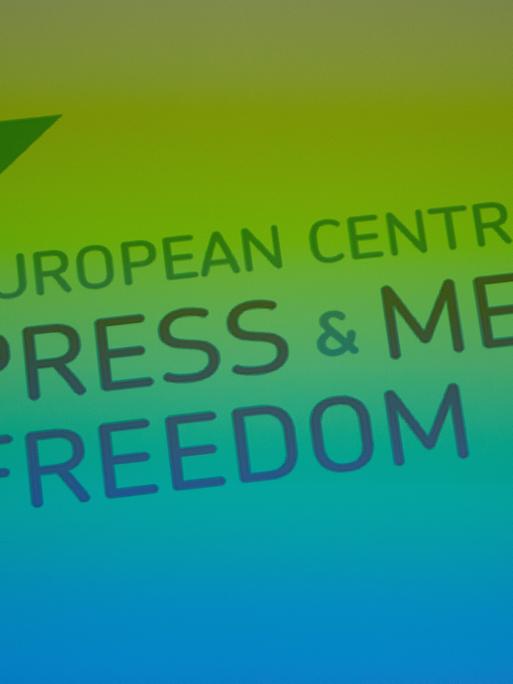 Grün-blaues Logo mit dem Titel der Organsisation "European Centre for Press an Media Freedom"