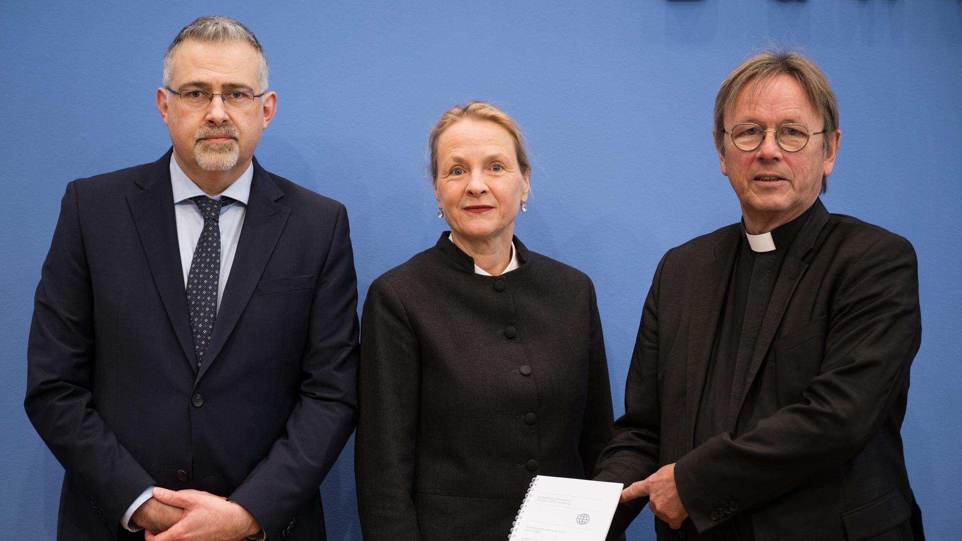 Max Markus Mutschler (l-r), Vorsitzender der Fachgruppe Rüstungsexporte der GKKE, Prälatin Anne Gidion, evangelische Vorsitzende der GKKE, und Prälat Karl Jüsten, katholischer Vorsitzender der GKKE, stehen vor Beginn der Pressekonferenz zum Rüstungsexportbericht für 2025 der Gemeinsamen Konferenz Kirche und Entwicklung (GKKE) zusammen.