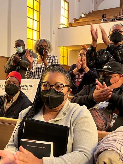 Treffen der Task Force zur Entschädigung der Opfer von Sklaverei und Rassismus in San Francisco am 13. April 2022, kurz nachdem entschieden wurde, dass nur die Nachfahren Versklavter Anspruch auf Reparationen haben sollen