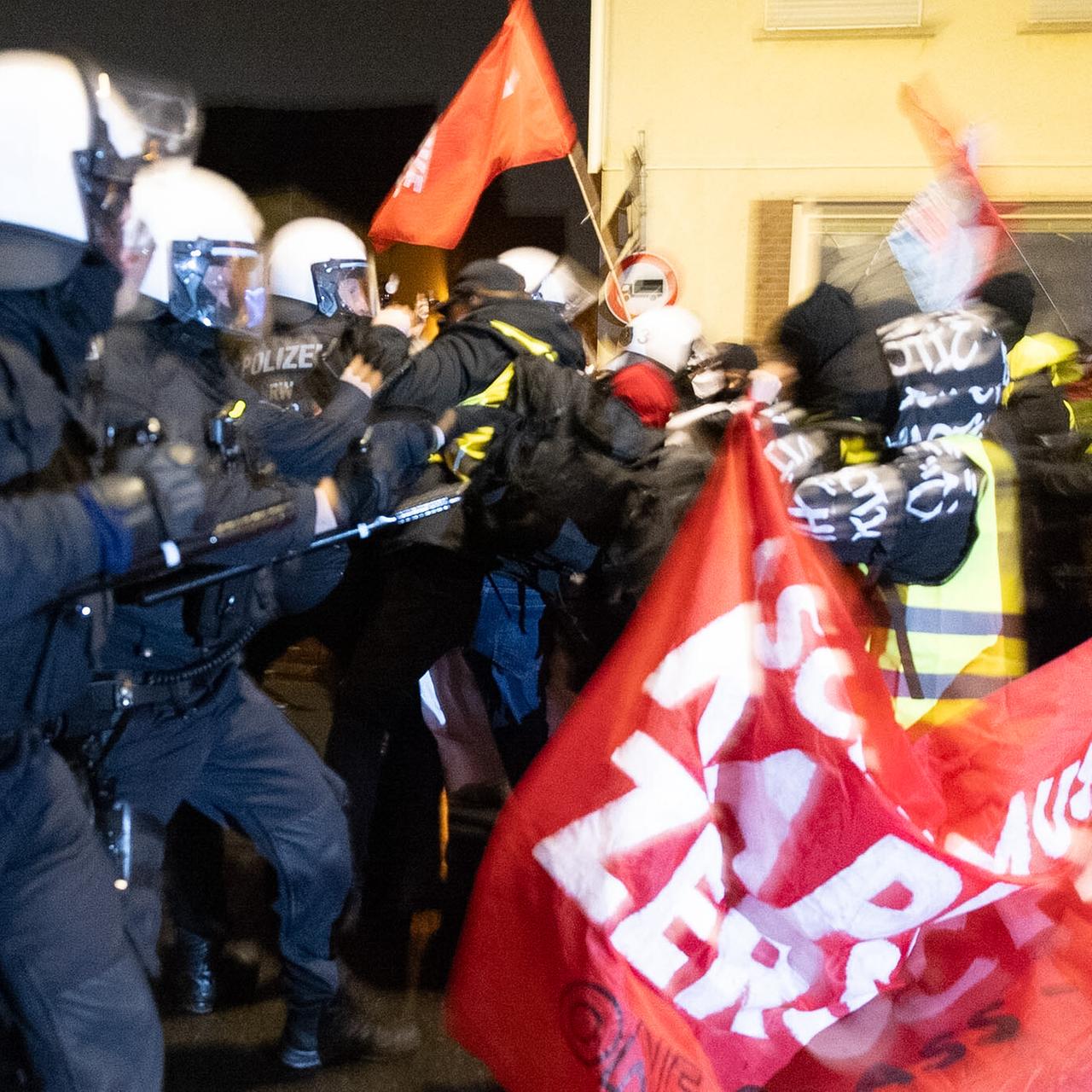 Zusammenstöße von Anti-AfD-Demonstranten und Polizei auf der Gießener Straße in Heuchelheim, nachdem die Demonstranten von der angemeldeten Route abgewichen waren. 