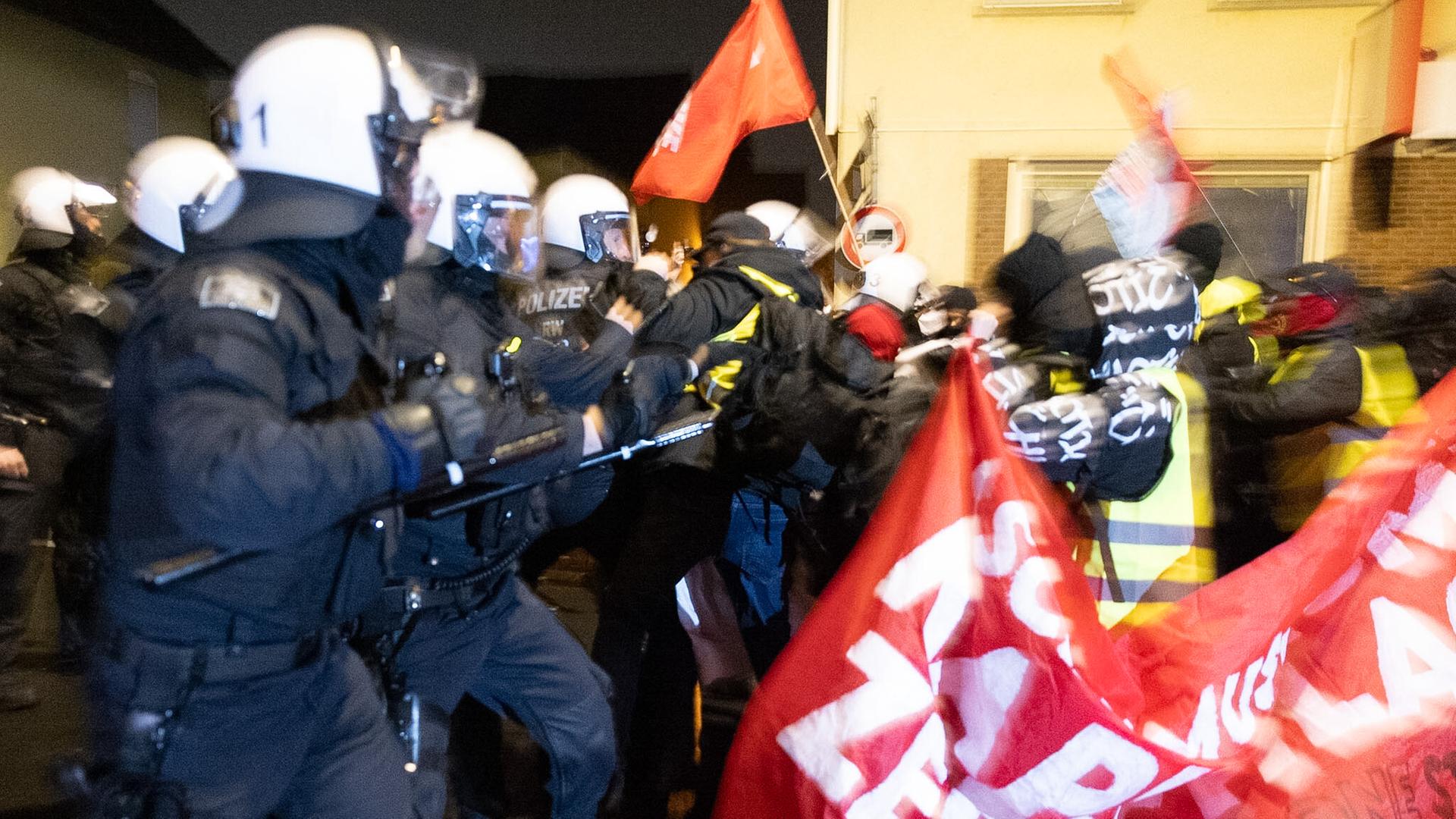 Zusammenstöße von Anti-AfD-Demonstranten und Polizei auf der Gießener Straße in Heuchelheim, nachdem die Demonstranten von der angemeldeten Route abgewichen waren. Zusammenstöße von Anti-AfD-Demonstranten und Polizei auf der Gießener Straße in Heuchelheim, nachdem die Demonstranten von der angemeldeten Route abgewichen waren.