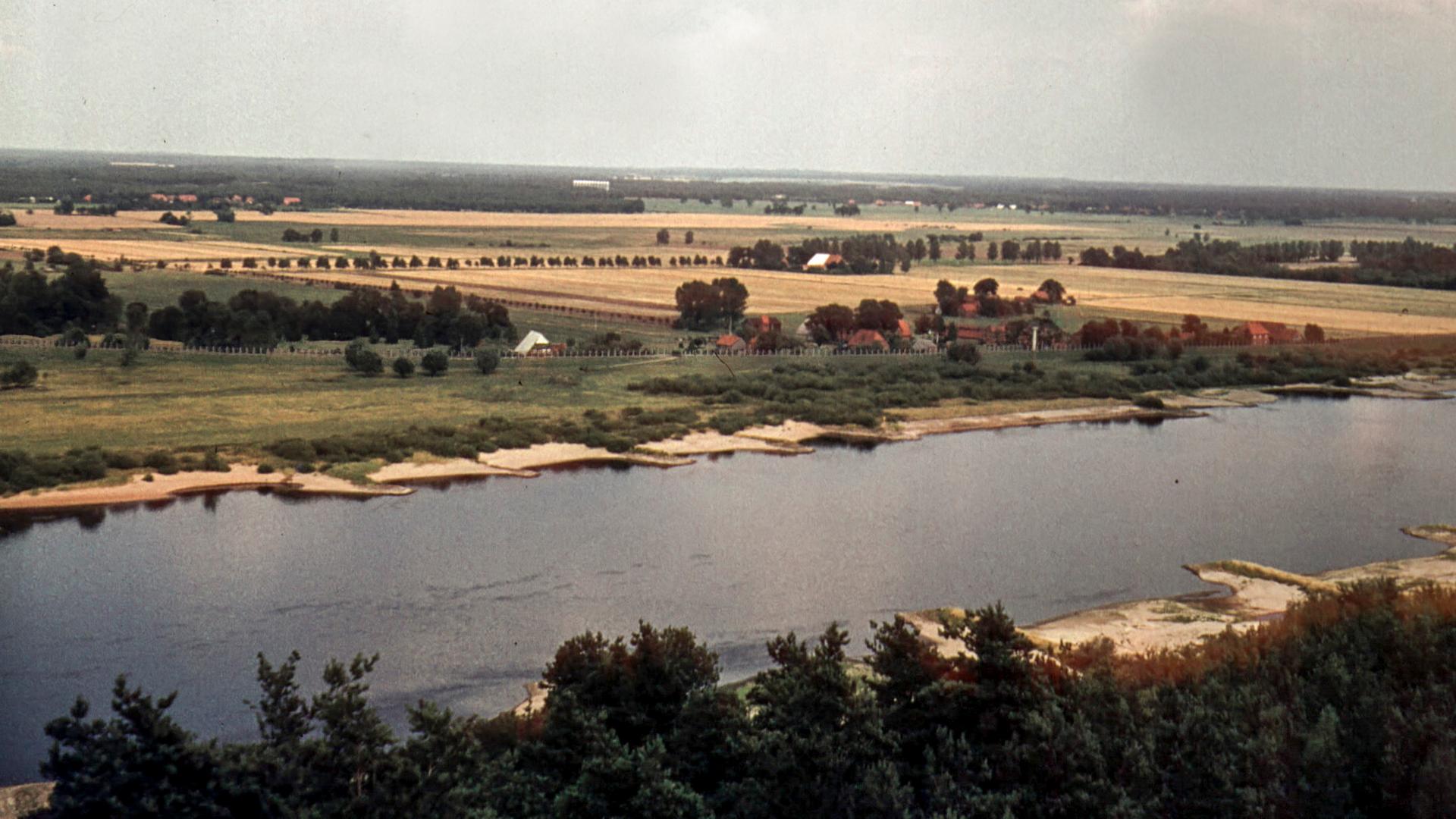 Blick über die Elbe auf eine DDR-Grenzsperranlage 1985.