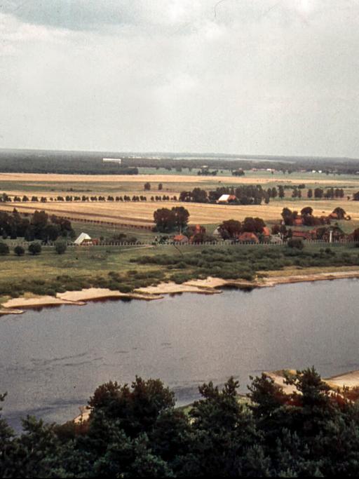 Blick über die Elbe auf eine DDR-Grenzsperranlage 1985.