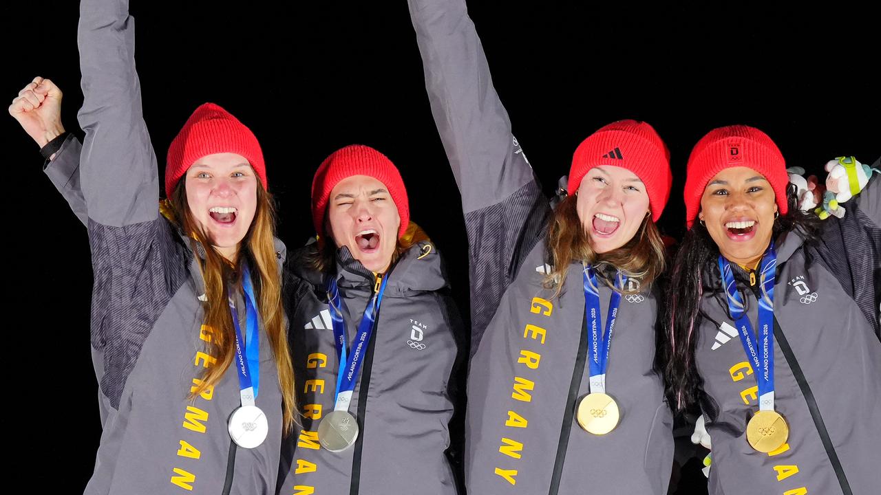 Das Bild zeigt die Sportlerinnen Laura Nolte und Deborah Levi jubelnd mit Goldmedaillien um den Hals sowie Lisa Buckwitz und Neele Schuten mit jeweils einer Silbermedaille.