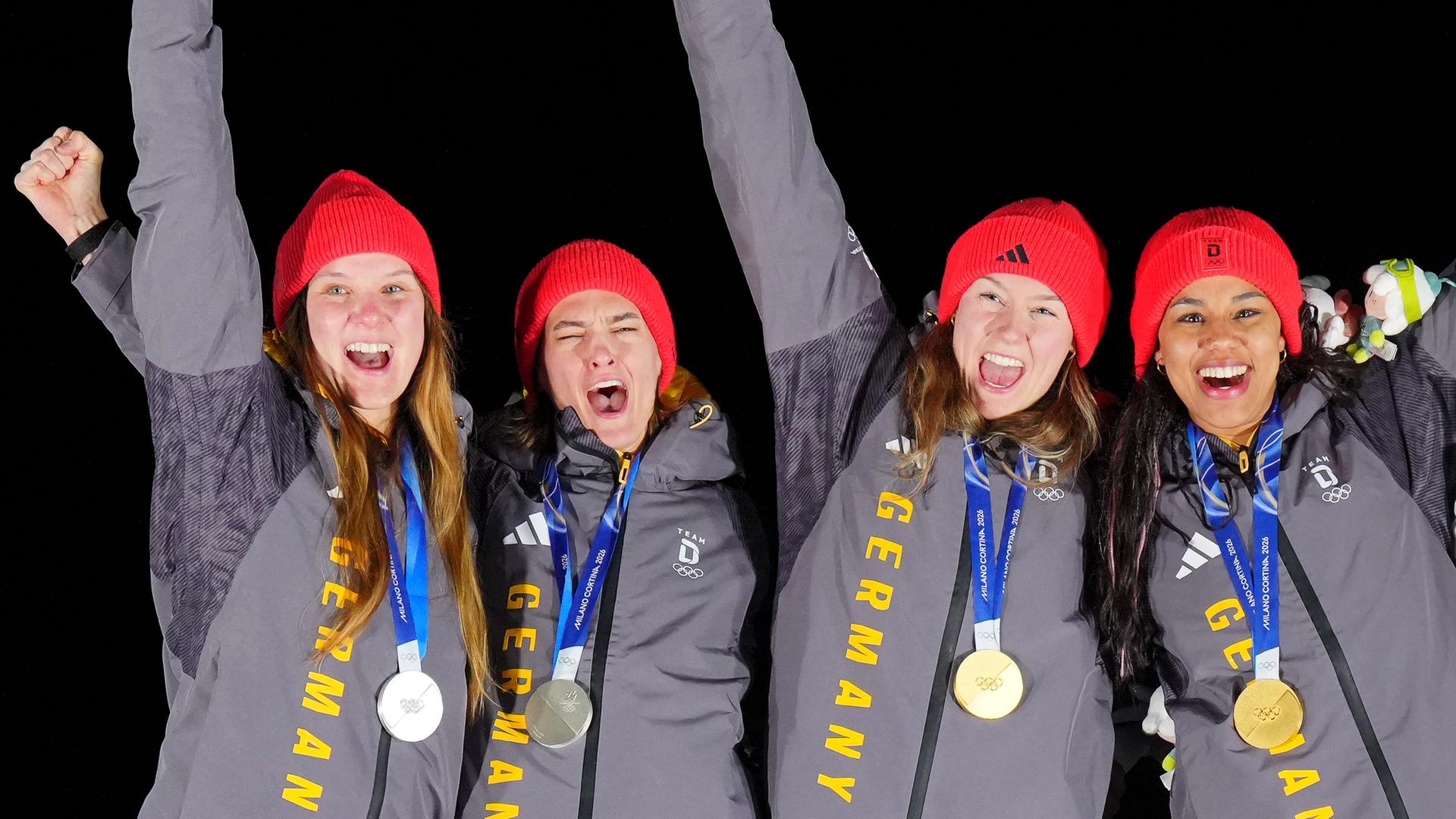 Das Bild zeigt die Sportlerinnen Laura Nolte und Deborah Levi jubelnd mit Goldmedaillien um den Hals sowie Lisa Buckwitz und Neele Schuten mit jeweils einer Silbermedaille.