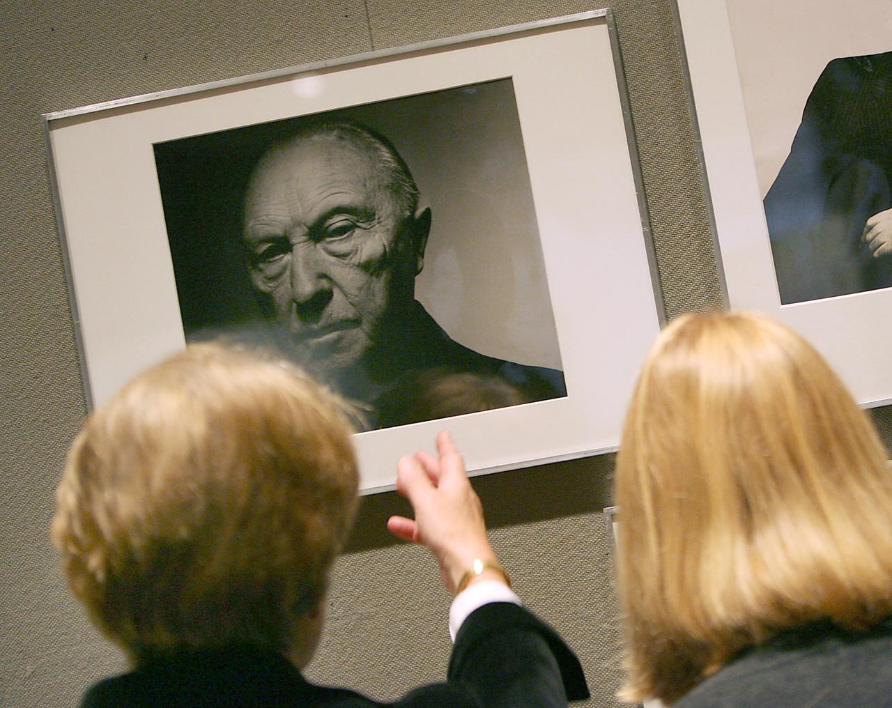 Besucherinnen betrachten am 28.. September 2007 im Kölner  Museum Ludwig  in der Chargesheimer-Ausstellung "Bohemien aus Köln 1924-1971" ein Adenauer-Porträt