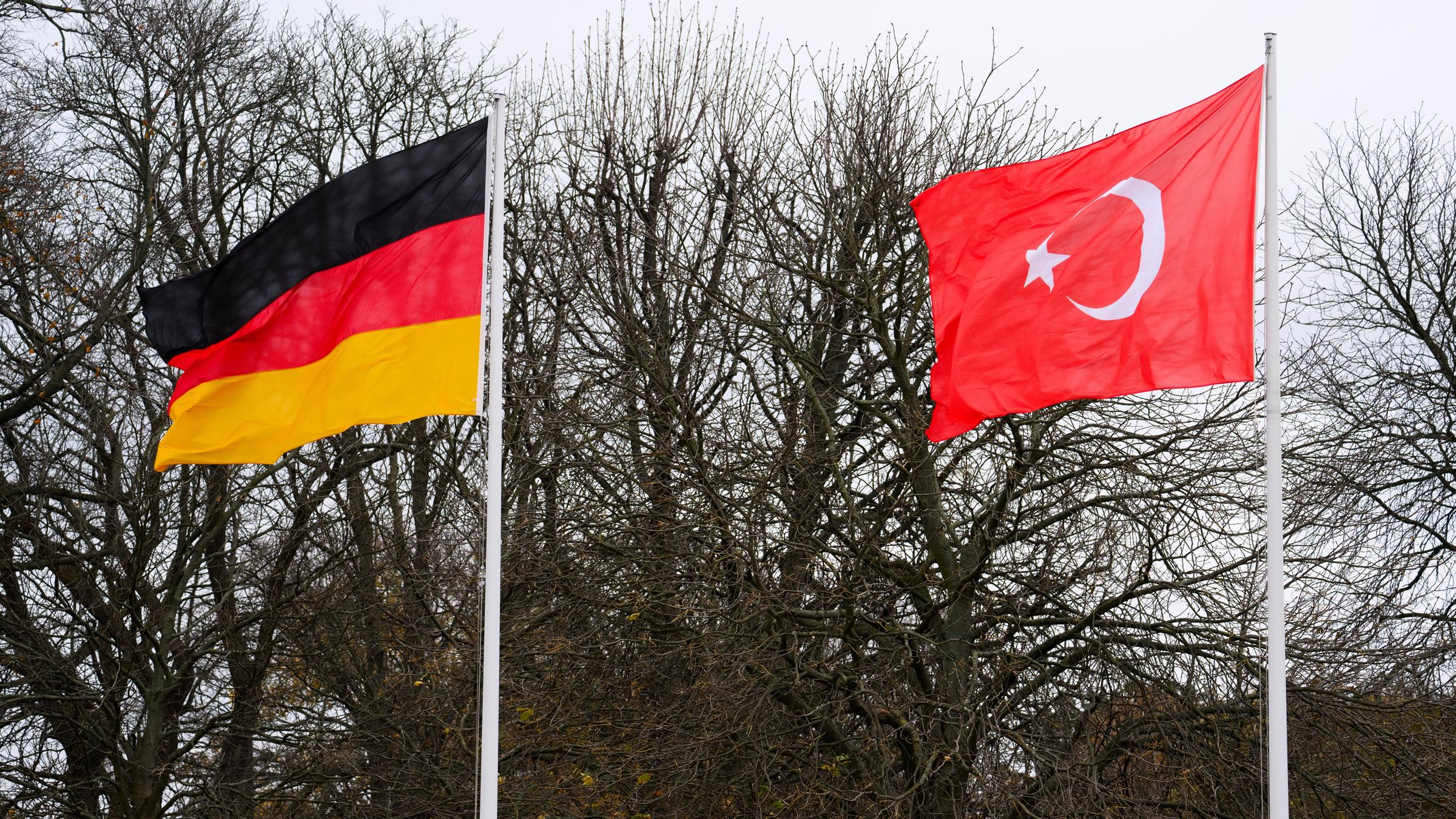 Die Flaggen von Deutschland und der Türkei wehen anlässlich des Besuchs des türkischen Präsidenten Erdogan in Deutschland vor dem Schloss Bellevue in Berlin.