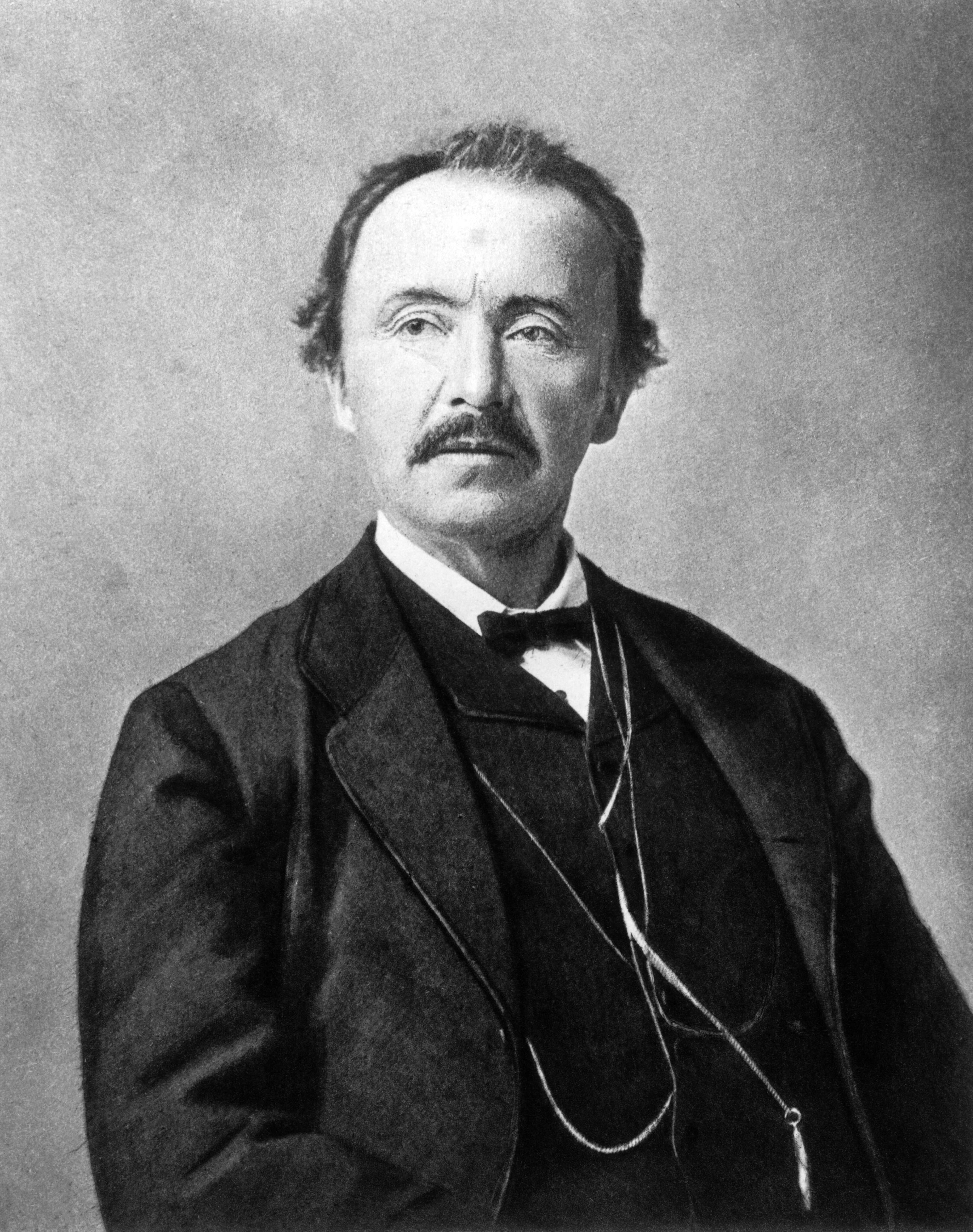 Город шлиман. Шлиман археолог. Шлиман археолог. Город шлиман. Раскопки трои шлиман.