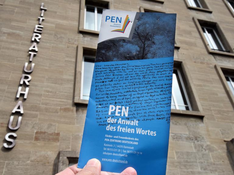 Ein Informationsblatt wird vor die Geschäftsstelle des deutschen PEN-Zentrums im Literaturhaus in Darmstadt gehalten