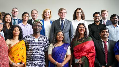 Bundesaußenminister Johann Wadephul (M, CDU) steh zum Abschluss seines Besuchs im Goethe-Institut neben Schülern, die die deutsche Sprache lernen und Mitgliedern der Delegation. Links neben ihm steht Gesche Joost, Präsidentin des Goethe-Institutes.
