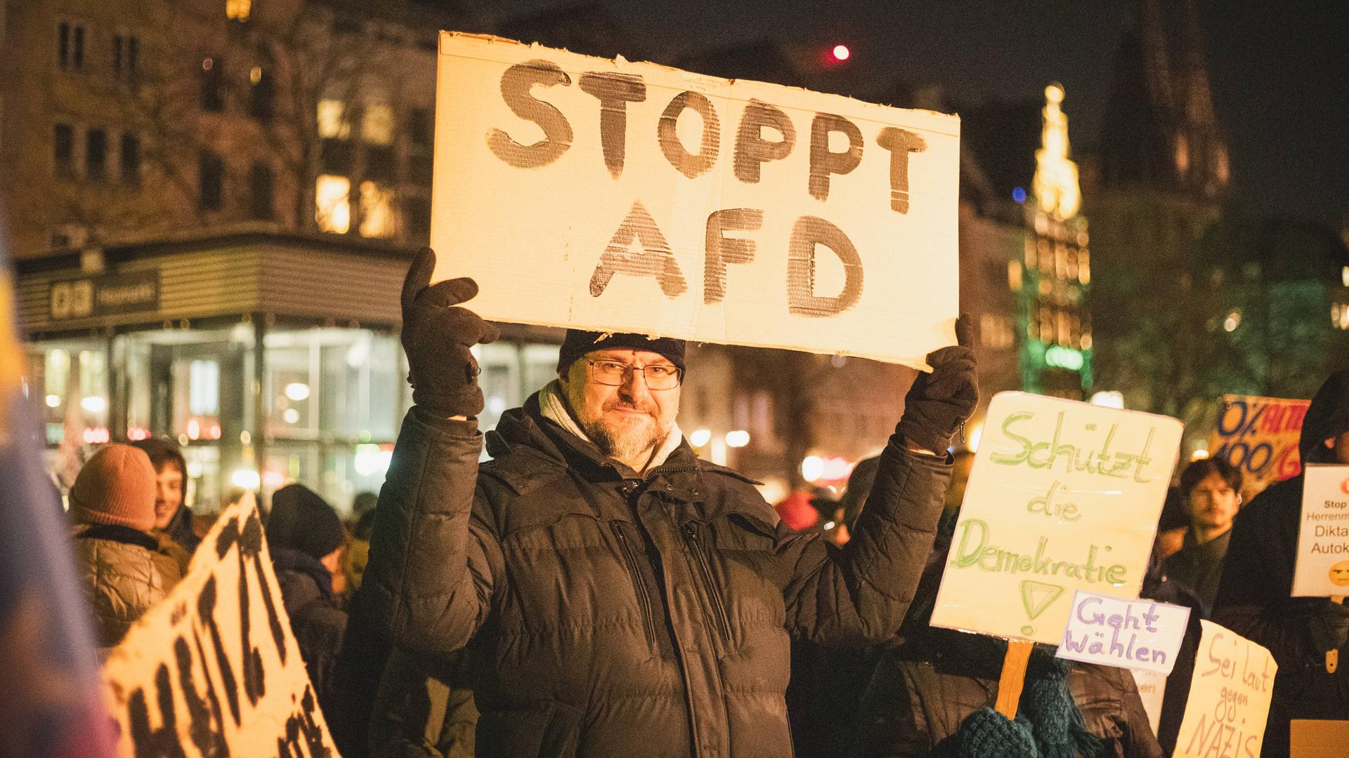 Eine Demonstration in Köln gegen die Afd und für Demokratie, ein Teilnehmer mit dem Schild: "STOPPT AFD", Köln Heumarkt, 16.01.2024.