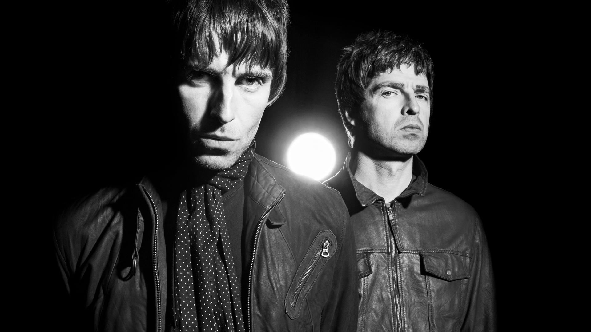 Schwarzweißporträt von Liam und Noel Gallagher.