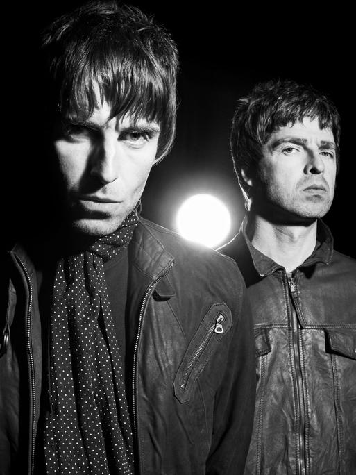 Schwarzweißporträt von Liam und Noel Gallagher.