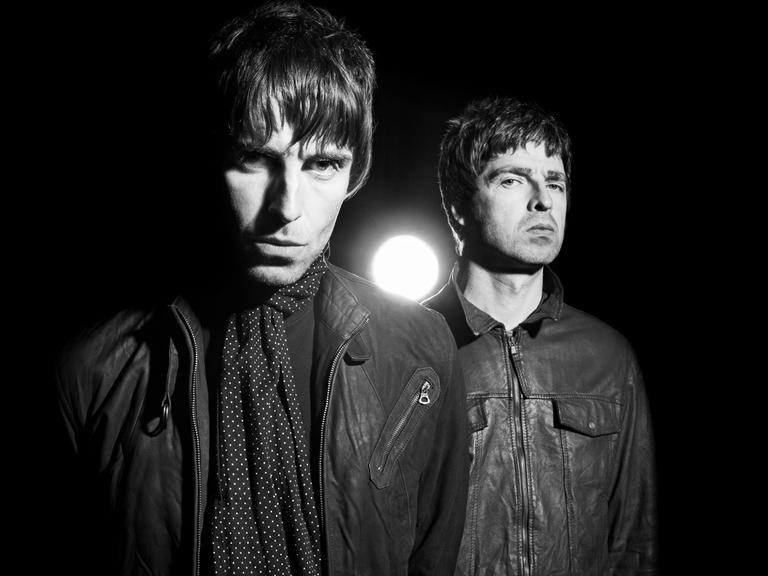 Schwarzweißporträt von Liam und Noel Gallagher.
