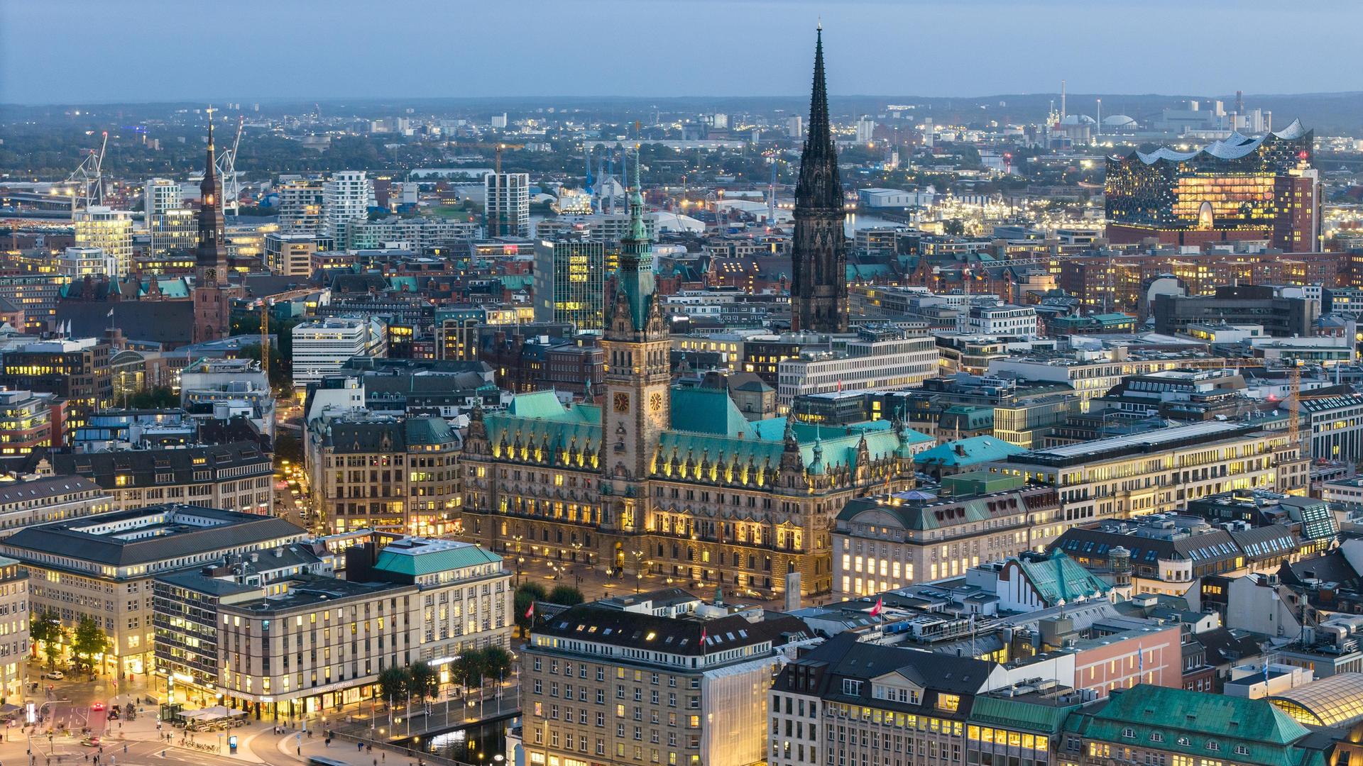 Luftaufnahme der Binnenalster mit dem Jungfernstieg, dem Rathaus und der Elbphilharmonie am Abend in Hamburg