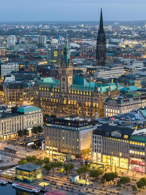 Luftaufnahme der Binnenalster mit dem Jungfernstieg, dem Rathaus und der Elbphilharmonie am Abend in Hamburg