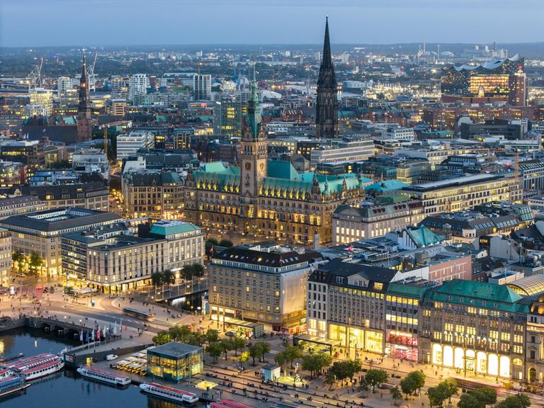 Luftaufnahme der Binnenalster mit dem Jungfernstieg, dem Rathaus und der Elbphilharmonie am Abend in Hamburg