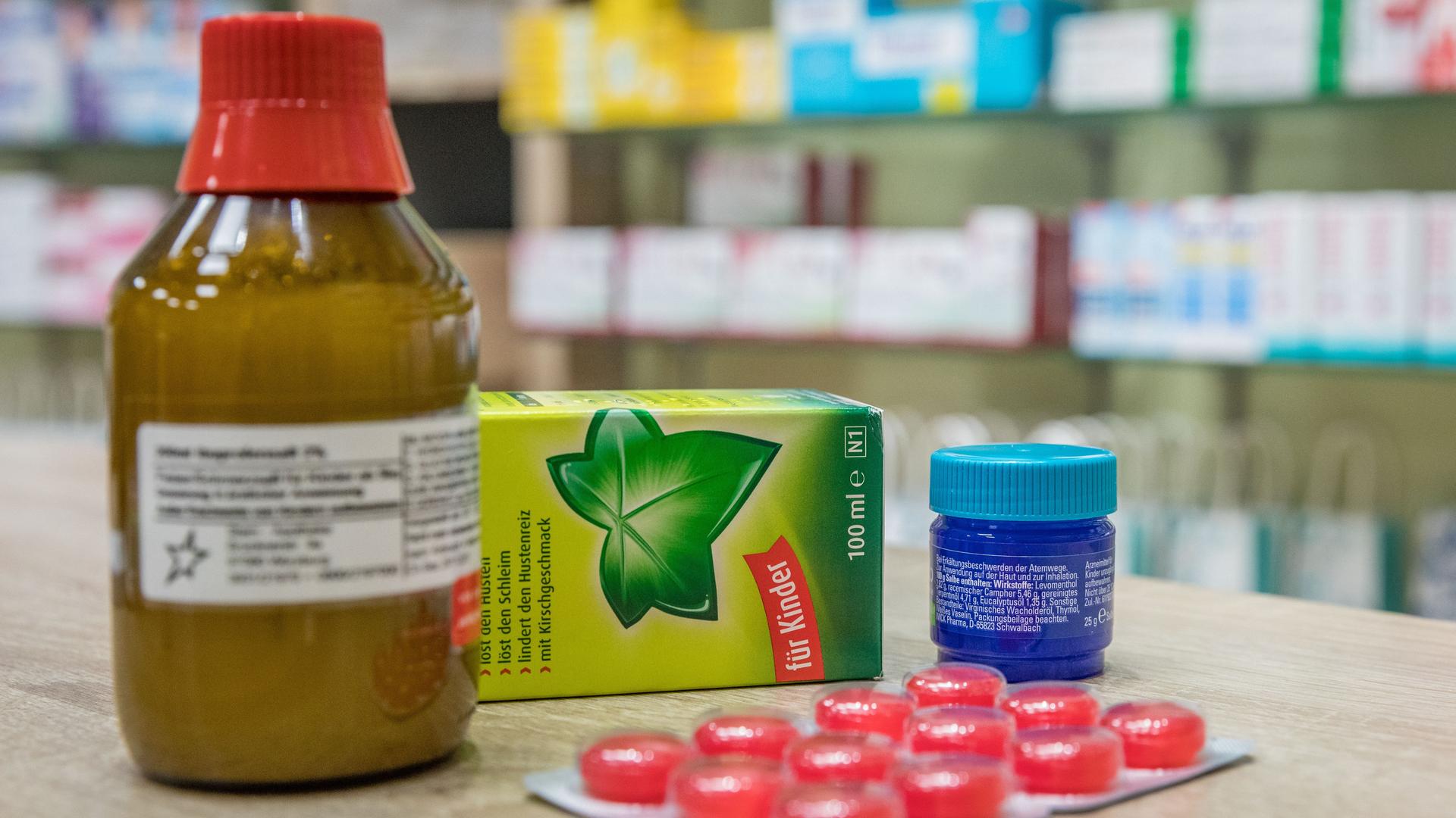 Medikamente für Kinder stehen in einer Apotheke. Man sieht Hustensaft, eine Salbe und Tabletten. Medikamente für Kinder stehen in einer Apotheke. Man sieht Hustensaft, eine Salbe und Tabletten.