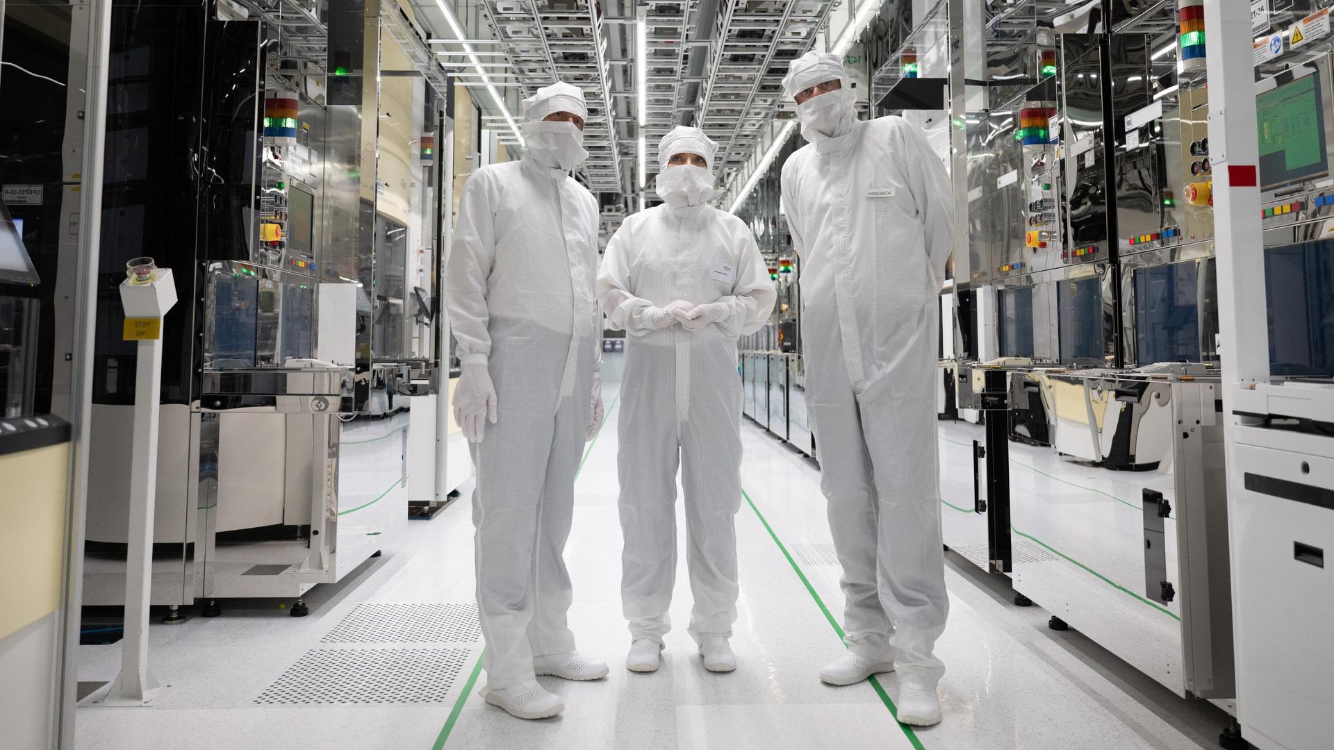 Katherina Reiche (Mitte), Bundesministerin für Wirtschaft und Energie, besucht in der Chipfabrik von Infineon in Dresden
