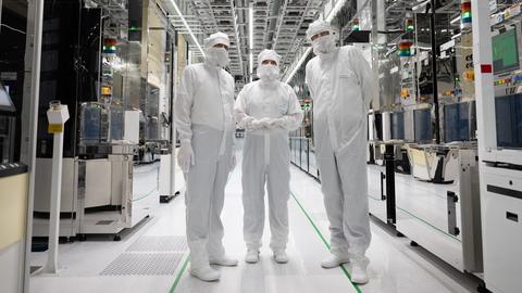 Katherina Reiche (Mitte), Bundesministerin für Wirtschaft und Energie, besucht in der Chipfabrik von Infineon in Dresden