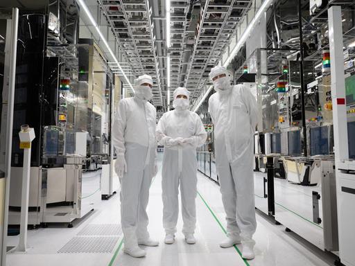 Katherina Reiche (Mitte), Bundesministerin für Wirtschaft und Energie, besucht in der Chipfabrik von Infineon in Dresden