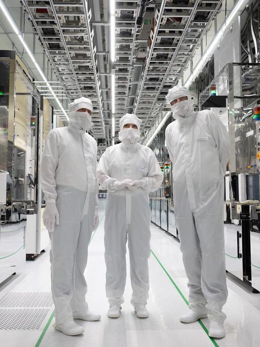 Katherina Reiche (Mitte), Bundesministerin für Wirtschaft und Energie, besucht in der Chipfabrik von Infineon in Dresden