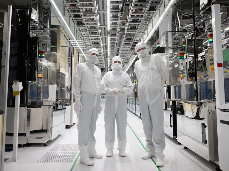 Katherina Reiche (Mitte), Bundesministerin für Wirtschaft und Energie, besucht in der Chipfabrik von Infineon in Dresden