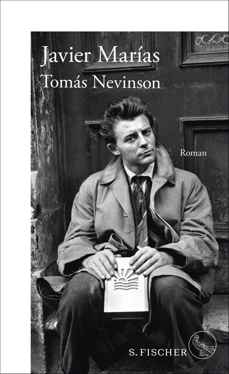 Das Cover zeigt die Schwarzweiß-Fotografie eines Mannes (vermutlich Marias) im Trenchcoat, der auf einer Treppenstufe vor einer Tür sitzt und ein Buch in der Hand hält. Darüber Autorenname und Buchtitel.